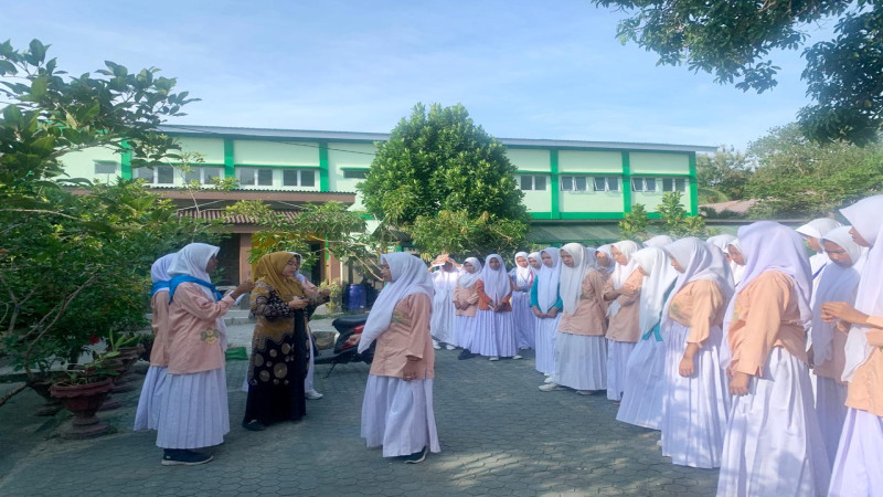 Peduli Kesehatan Remaja, MTsN 1 Pohuwato Distribusikan Tablet Penambah Darah kepada Peserta Didik Putri