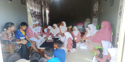 Wujudkan Empati, Guru Perwalian dan Siswa MTsN 1 Pohuwato Jenguk Teman yang Sakit