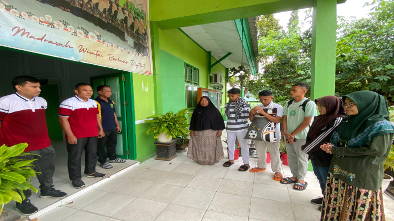 Ikuti Lomba The Third Arewimad, Wakil Kepala Madrasah Lepas Kontingen PIK-R MTsN 1 Pohuwato
